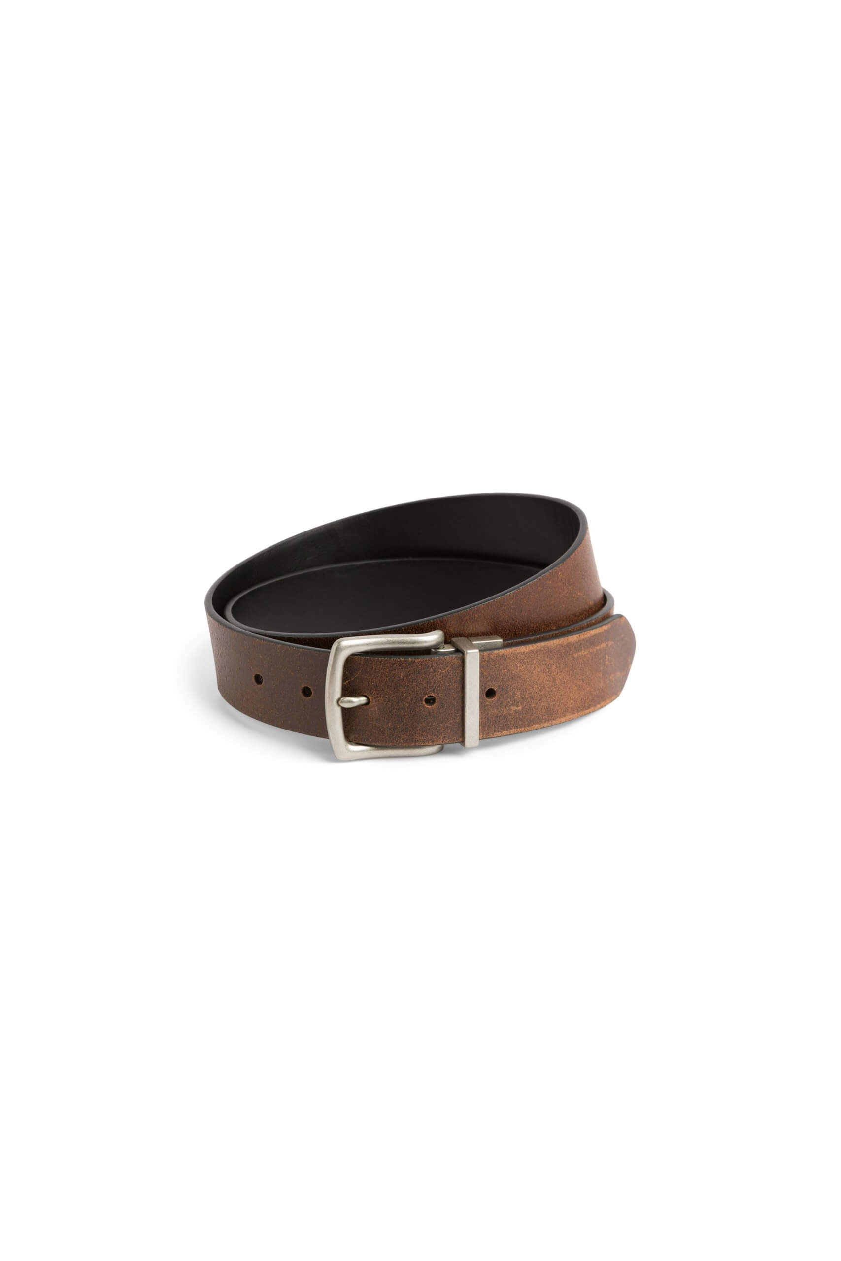 Stitch Fix men’s brown leather belt with silver detailing.