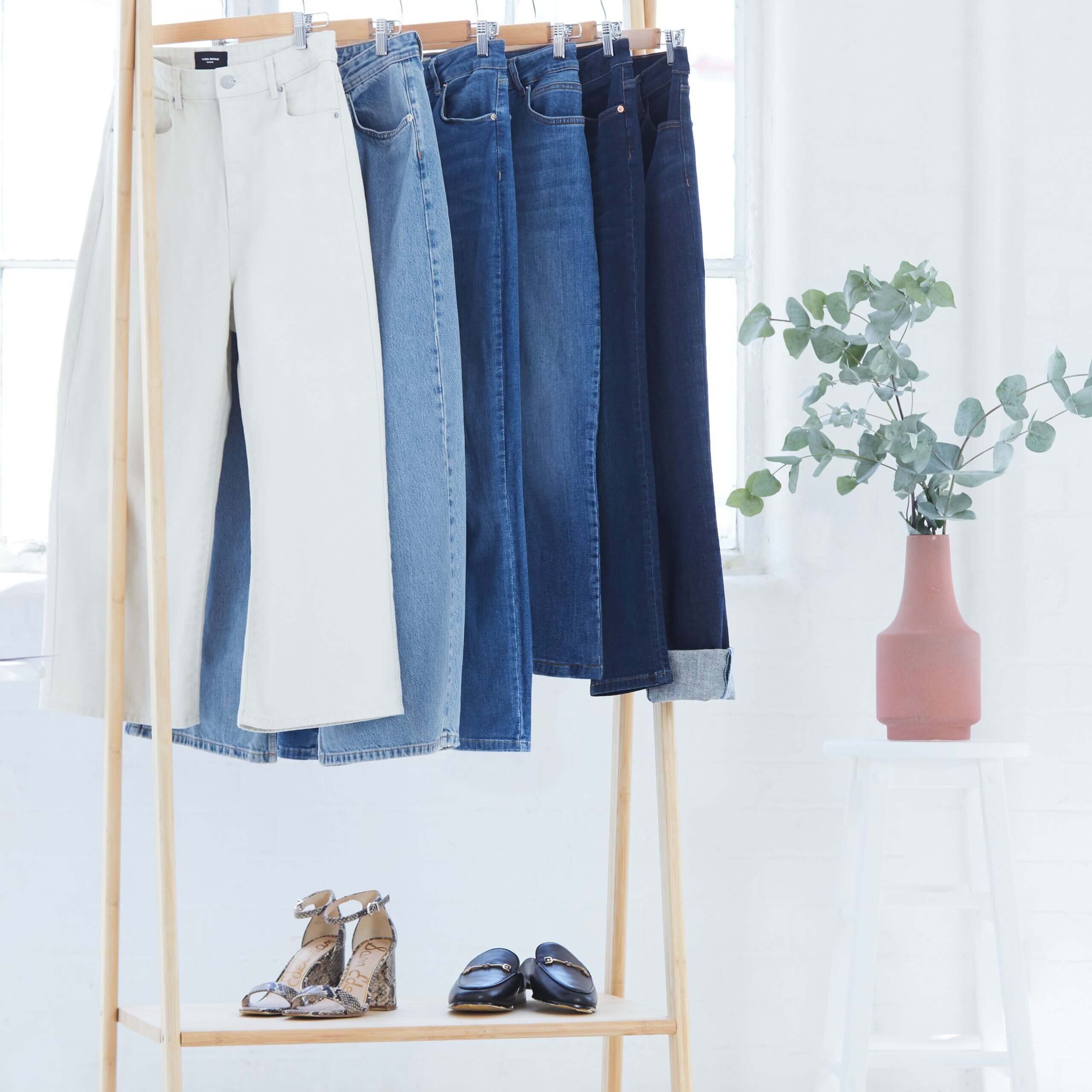 Wearing Business Casual Jeans- 21 Ways to Wear Jeans at Work  Spring  outfits casual, Early spring outfits casual, Womens fashion jeans