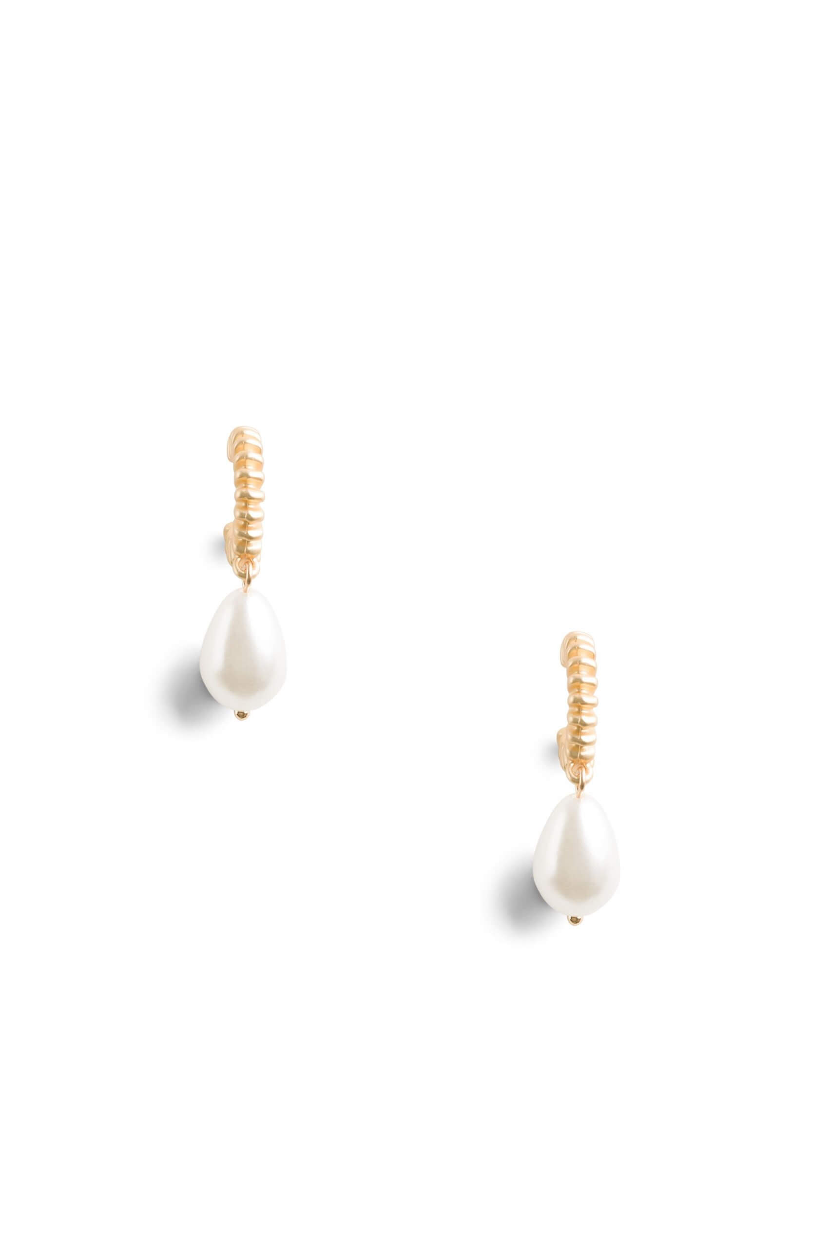 Stitch Fix women’s gold pearl drop earrings.