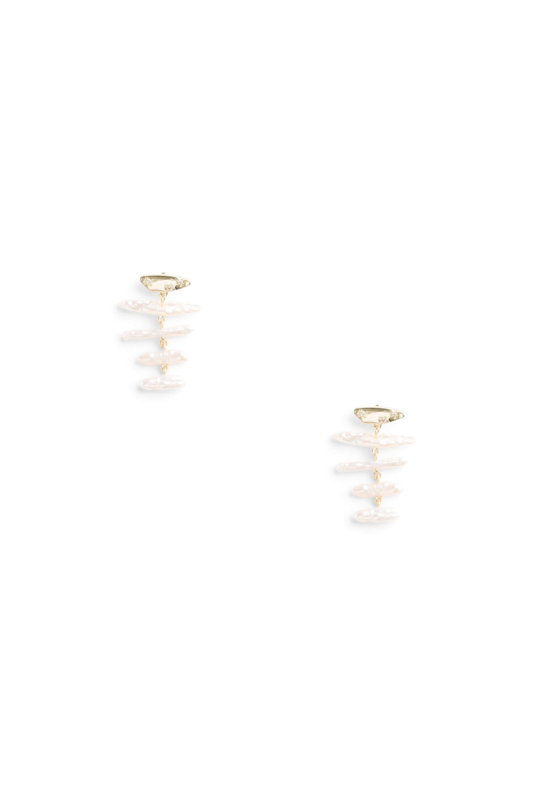 Stitch Fix women’s gold and pearl drop earrings.