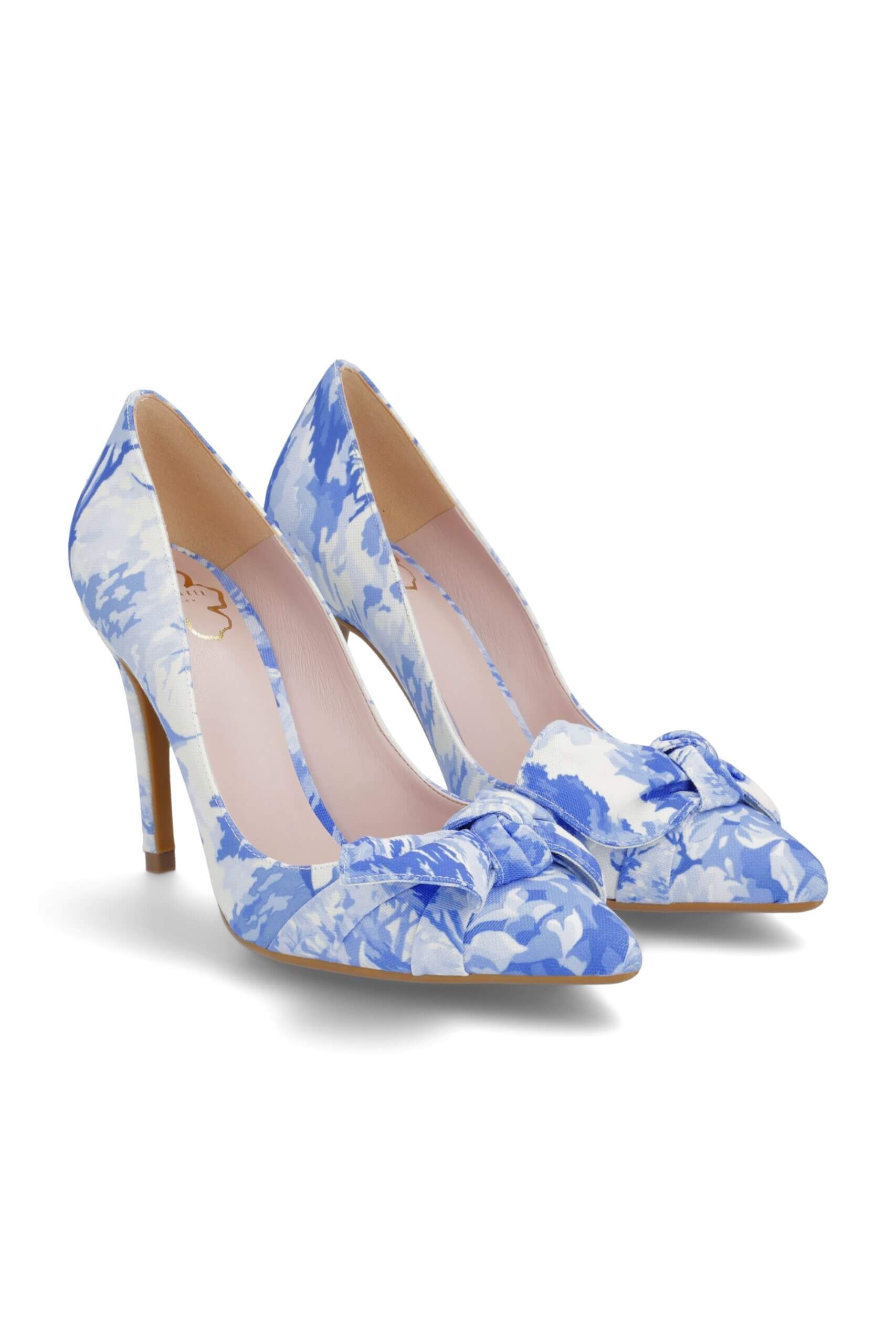 Stitch Fix women's blue and white printed pointed-toe heels.