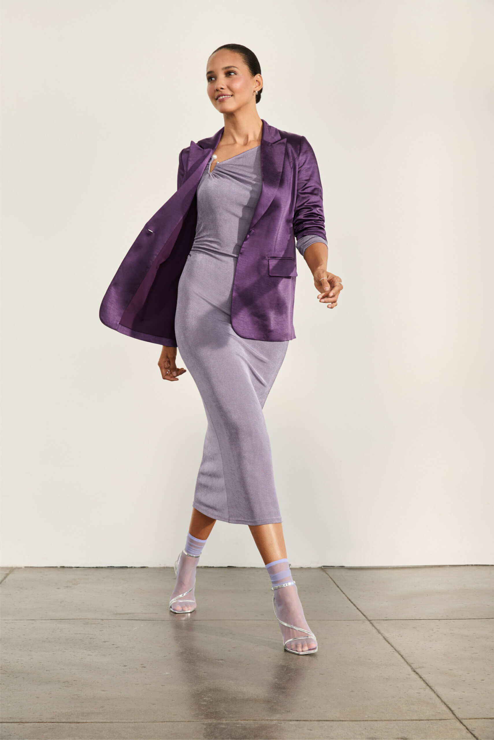 outfit for women in their 30s using statement color